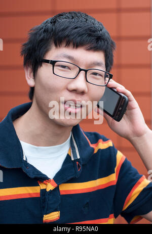 Südkoreanische Teenager mit einem Smartphone. Stockfoto