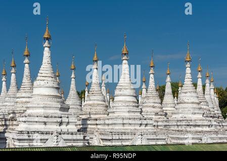 Reihe der weißen Stupas an Sandamuni Pagode, Mandalay, Myanmar, Myanmar Stockfoto