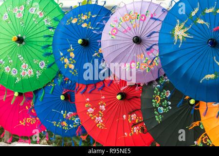 Bunte Sonnenschirme für den Verkauf in Amarapura, Burma, Myanmar Stockfoto