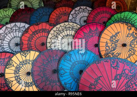 Traditionelles Handwerk Schirme als touristische Geschenke in Bagan, Myanmar, Birma verkauft Stockfoto
