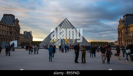 PARIS, Frankreich, Oktober 2018: Der Louvre Museim Außen während der Abend in Paris, Frankreich Stockfoto