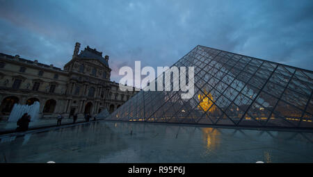 PARIS, Frankreich, Oktober 2018: Der Louvre Museim Außen während der Abend in Paris, Frankreich Stockfoto