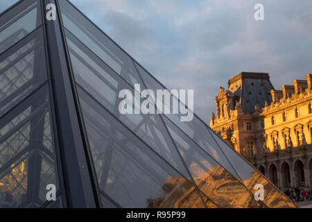 PARIS, Frankreich, Oktober 2018: Der Louvre Museim Außen während der Abend in Paris, Frankreich Stockfoto