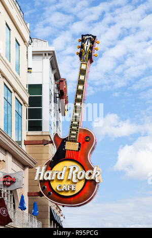 Eine Gitarre über das Hard Rock Cafe neben dem Niagara Falls, Kanada. Hard Rock Cafe ist eine Kette von Rockmusik Themenrestaurants. Stockfoto