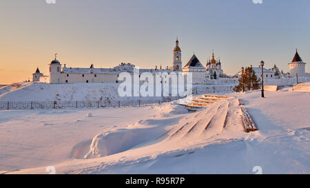 Blick auf die Tobolsker Kreml, Russland mit Kathedrale Glockenturm in einem Wintertag Stockfoto