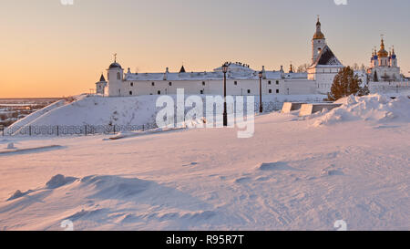 Blick auf die Tobolsker Kreml, Russland mit Kathedrale Glockenturm in einem Wintertag Stockfoto