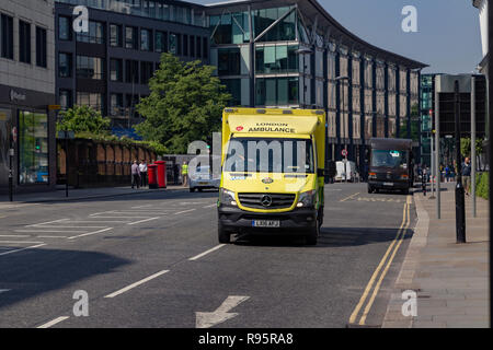NHS London UK Krankenwagen Notfall SOS rufen Sie National Health Service Sanitäter Crew an Bord reagiert, 999 treibende & Beschleunigung blinkende Blaulicht nennen Stockfoto