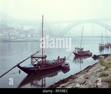 Rabelo Boote aus dem Douro im Morgennebel, Porto, Portugal. Vintage Foto. (der analogen Fotografie. 120 Folie) Stockfoto