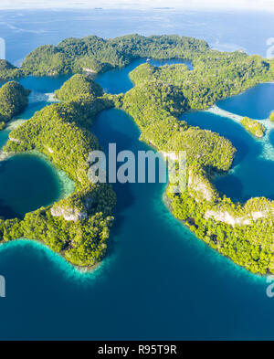 Remote Kalkstein Inseln in Raja Ampat, Indonesien, sind von gesunden Korallenriffen umgeben. Diese Region ist als das "Herz der Korallen Dreieck bekannt." Stockfoto