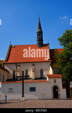 Die Kirche von St Giles. Das Kreuz erinnert an das Massaker von Katyn in Russland im Jahre 1940. Stalin die Schuld der Nazis aber 1990 die Wahrheit erklärt wurde, Stockfoto