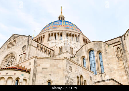 Washington DC, USA - April 1, 2018: die Basilika von Nationalheiligtum der Unbefleckten Empfängnis Katholische Kirche Gebäude isoliert Sky Dome, Nahaufnahme, Stockfoto