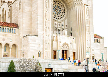 Washington DC, USA - April 1, 2018: die Menschen zu Fuß, Eingabe Eingang der Basilika Nationalheiligtum der Unbefleckten Empfängnis Katholische Kirche Stockfoto