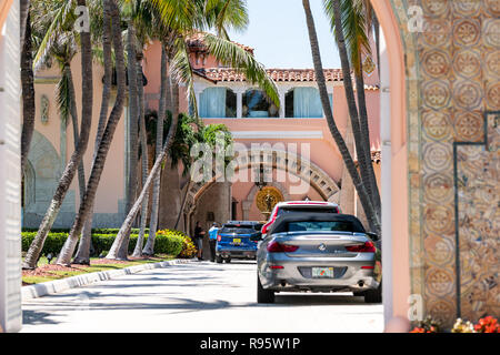 Palm Beach, USA - Mai 9, 2018: Mar-a-lago, Residenz des Präsidenten von Donald J Trump, amerikanische Präsident in Florida mit Eingangstor, Autos in den s Stockfoto