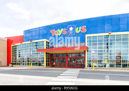 Fairfax, USA - April 5, 2018: Toys R US Kinder shop shop, Virginia, außen Eingang mit Werbung, Werbung, Werbung, Logo, Türen Stockfoto