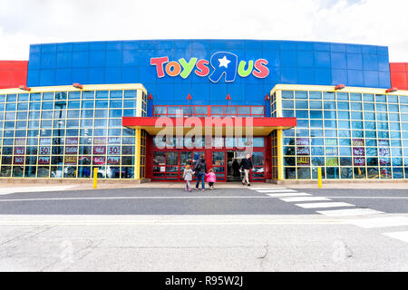 Fairfax, USA - April 5, 2018: Toys R US store Shop, Virginia, Eingang, Verkaufsförderung, Werbung, Logo, Türen, Schließen des Unternehmens bankr Stockfoto