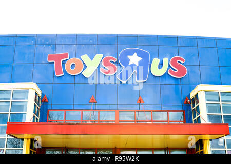 Fairfax, USA - April 5, 2018: Nahaufnahme von Toys R US store Shop anmelden, Logo in Virginia, Eingang, Fassaden, Schaufenster, farbenfrohe Architektur mit niemand Stockfoto