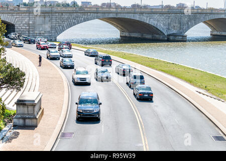 Washington DC, USA - April 5, 2018: Luftaufnahme von Rock Creek Park Potomac Parkway Autobahn Straße Straße unten mit Wasser, Boot, Brücke im Frühjahr, Stockfoto