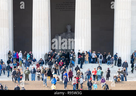 Washington DC, USA - April 5, 2018: Nahaufnahme von Leute, Touristen zu Fuß über Treppen, Stufen, Treppe von Lincoln Memorial, front, Statue, Skulptur, faca Stockfoto