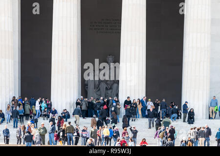 Washington DC, USA - April 5, 2018: Nahaufnahme von Leute, Touristen stehen auf Treppen, Stufen, Treppe von Lincoln Memorial, front, Statue, Skulptur, fac Stockfoto