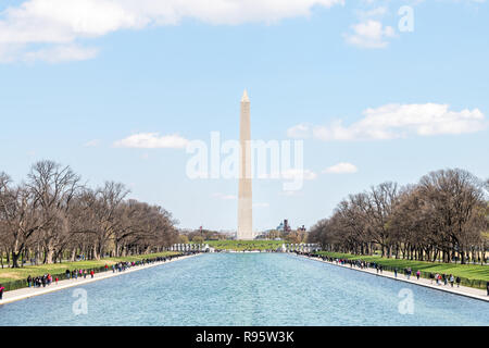 Washington DC, USA - April 5, 2018: Washington Monument in der Mitte, Touristen, Leute, Lincoln Memorial und einen reflektierenden Pool auf der National Mall d Stockfoto