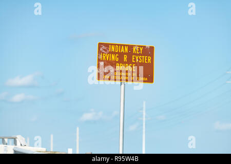 Indische Key, USA - Mai 1, 2018: Informationen Verkehrsschild für Irving R Eyster Brücke entlang Overseas Highway, Autobahn, Straße, Straße in Florida Island City Stockfoto