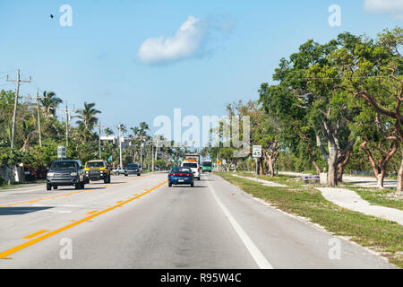 Islamorada, USA - Mai 1, 2018: Overseas Highway, Autobahn, Straße, Straße in Florida städtischen Schlüssel Stadt mit Autos fahren, Verkehrszeichen Stockfoto