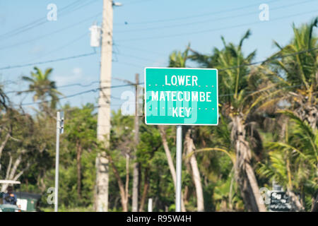 Overseas Highway, Autobahn, Straße, Straße, Zeichen für Florida Island City, Palmen im Lower Matecumbe Key, USA Stockfoto