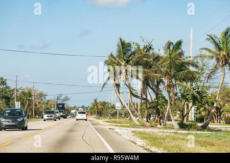 Lower Matecumbe Key, USA - Mai 1, 2018: Overseas Highway, Autobahn, Straße, Straße in Florida Stadt mit Autos fahren, Verkehrszeichen Stockfoto