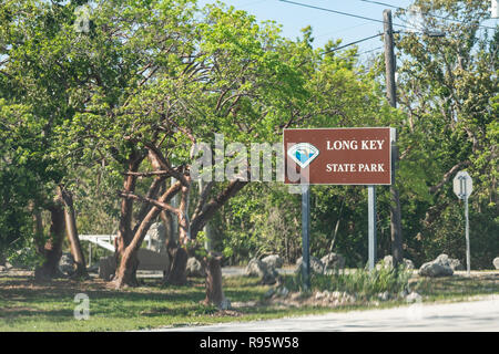 Long Key, USA - Mai 1, 2018: Zeichen für Florida keys State Park an der Overseas Highway Road, Straße, Verkehrsschilder, Eingang Stockfoto