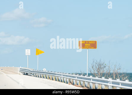 Long Key, USA - Mai 1, 2018: Informationen Verkehrsschild für Dante B Fascell Brücke entlang Overseas Highway, Autobahn, Straße, Straße in Florida Island City Stockfoto