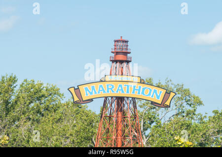 Marathon, USA - Mai 1, 2018: Overseas Highway, Autobahn, Straße, Straße mit Nahaufnahme des Leuchtturm Zeichen für Florida Island City Stockfoto