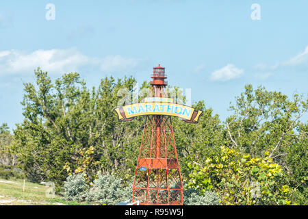 Marathon, USA - Mai 1, 2018: Overseas Highway, Autobahn, Straße, Straße mit Leuchtturm Zeichen für Florida Island City Stockfoto