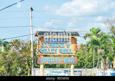 Marathon, USA - Mai 1, 2018: SS Wrack & Kombüse Grill Restaurant, Sport Oyster Bar Schild mit Steak, Froschschenkel von Overseas Highway, Freeway Road, St Stockfoto