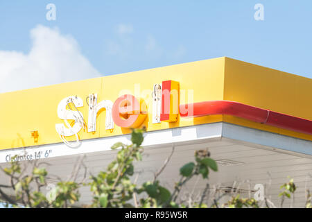 Marathon, USA - Mai 1, 2018: Nahaufnahme von Shell Gas Tankstelle in Florida key mit Logo, Rot, gelben Schild mit gebrochenen Buchstaben haning, auseinander Stockfoto