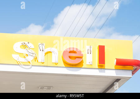 Marathon, USA - Mai 1, 2018: Nahaufnahme von Shell Gas Erdöl station in Florida key mit Logo, Rot, gelben Schild mit gebrochenen Buchstaben haning, fallende Apa Stockfoto