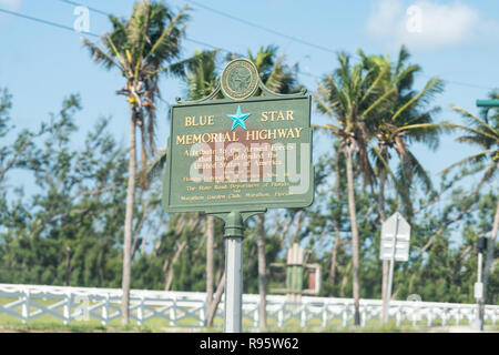 Marathon, USA - Mai 1, 2018: Nahaufnahme von Übersee Scenic Highway road US Route 1, eine mit Zeichen der blue star Memorial, Hommage an Streitkräfte Stockfoto