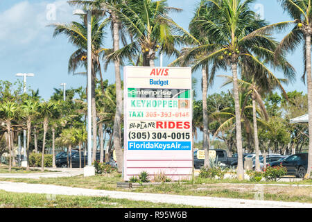 Marathon, USA - Mai 1, 2018: Schild, Reklametafeln für Avis, Budget, Enterprise, keyhopper Autovermietung, Taxi, bi-plane Rides, touristische Aktivitäten in Flor Stockfoto