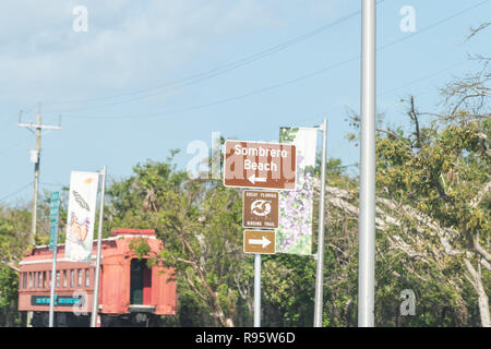 Marathon, USA - Mai 1, 2018: Straße Straßenschild für Sombrero Beach in Florida, Schlüssel, Schlüssel, birding Trail, Pfeil, Richtung Stockfoto