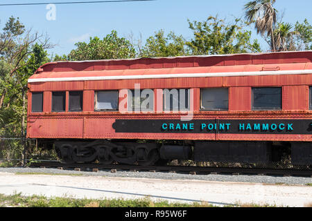 Marathon, USA - Mai 1, 2018: Crane Point Museen & Nature Center in Vaca Key, Florida Keys, Zeichen auf dem Zug Auto, Lastwagen, Eisenbahn, Bahn, Schienen, Titel Stockfoto