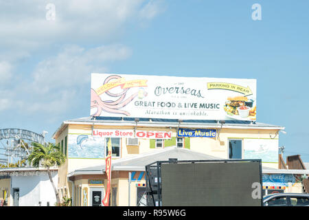 Marathon, USA - Mai 1, 2018: Übersee Pub & Grill Restaurant, tolles Essen, Live-Musik, Plakatwand in Florida Keys, Getränkeladen, Zigarren, Geschäfte Stockfoto