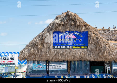 Marathon, USA - Mai 1, 2018: Bar-b-q's Seafood Porky Bayside Restaurant und Marina Bar, Grill Eingang, Fassade an der Overseas Highway, Straße, US1 in Flori Stockfoto