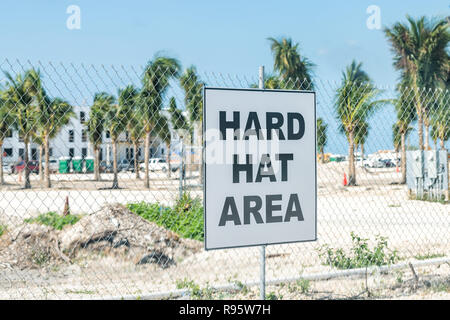 Schutzhelm Bereich weiße und schwarze Zeichen angehängt Zaun an der Baustelle zu verdrahten, Draußen, Draußen, Draußen, Palmen, Strand, home Stockfoto