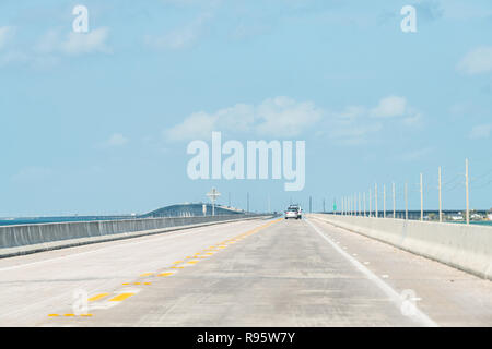 Sicht fahren, im Auto auf Seven Mile Bridge Landschaft der Florida Keys Wasser, Atlantik, Autos auf Overseas Highway US1 Road, Route Stockfoto