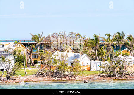 Viele beschädigte, zerstörte Häuser am Strand an der Küste, an der Küste der Florida Keys, Brücke nach, nach der Zerstörung des Hurrikans Irma, Häuser nach Sturm Stockfoto