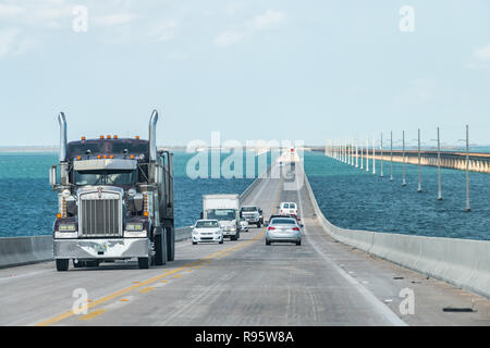 Piegon Key, USA - Mai 1, 2018: Sicht fahren, im Auto auf Seven Mile Bridge Landschaft der Florida Keys Wasser, Atlantik, viele Autos, t Stockfoto