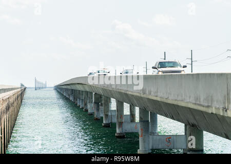 Piegon Key, USA - Mai 1, 2018: Blick zwischen alten Seven Mile Ritter Key-Pigeon Key-Moser Channel-Pacet Channel Bridge und Overseas Highway Road, Ozean, Stockfoto