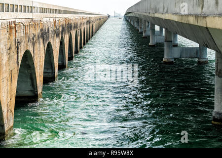 Ansicht zwischen alten Seven Mile Ritter Key-Pigeon Key-Moser Channel-Pacet Channel Bridge und Overseas Highway Road, Ozean, Meer, Wellen, Boot, Wasser bei Pige Stockfoto