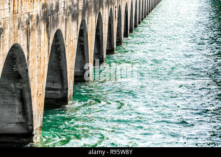 Anzeigen unter alten Seven Mile Ritter Key-Pigeon Key-Moser Channel-Pacet-Brücke in der Nähe von Overseas Highway Road, Ozean, Meer, Wellen am Pigeon Key, Florida Stockfoto