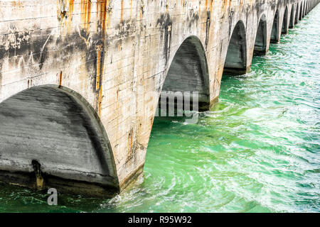 Anzeigen unter alten Seven Mile Ritter Key-Pigeon Key-Moser Channel-Pacet-Brücke in der Nähe von Overseas Highway Road, Ozean, Meer, Wellen, grüne Wasser bei Pigeo Stockfoto