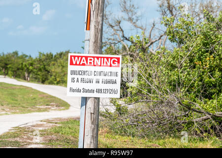 Bahia Honda Key, USA - Mai 1, 2018: Warnung Schild nicht lizenzierte Contracting ist kapitalverbrechen in Florida, Kriminalität, Straftat, Immobilienentwicklung Stockfoto